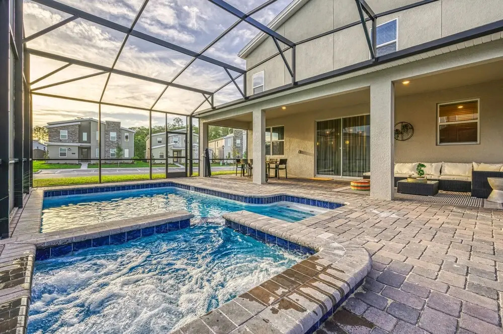 9 Bedrooms 5 Bathrooms Storey Lake 2874 Bd