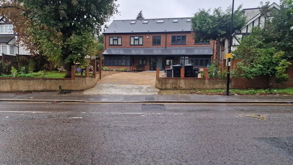 Charming 2-bed Apartment in Purley