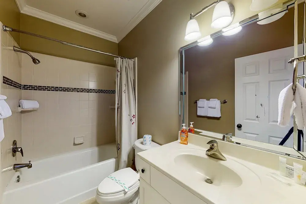 Fantastic Getaway With Private Pool, Deck, Game Room, AC & Fast Wifi