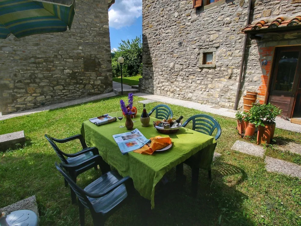 Rustic Apartment in Caprese Michelangelo near Lake