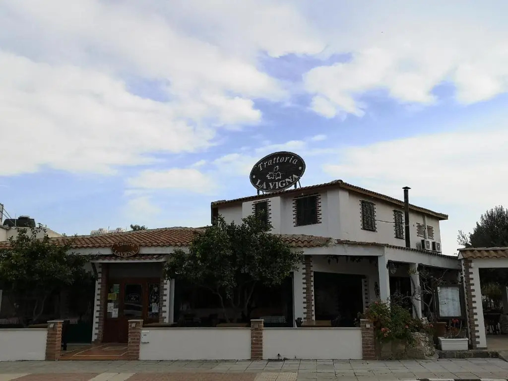 Coral Bay Villa .5 bedrooms.1 minute walk to the beach
