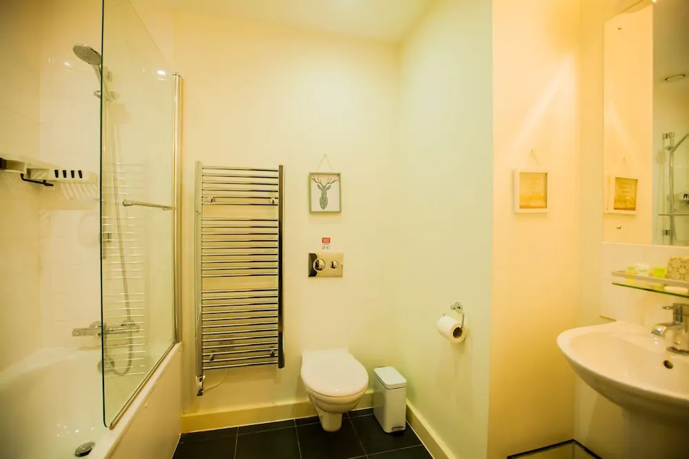 New Modern Large 2 Bed