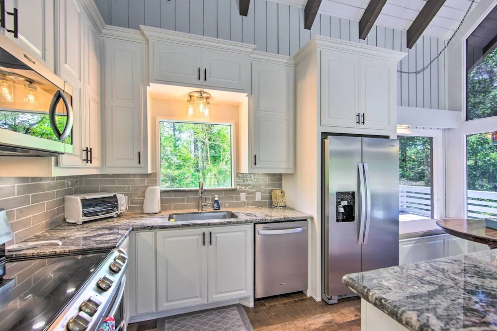 Brookeland Resort Cabin w/ Golf + Lake Access