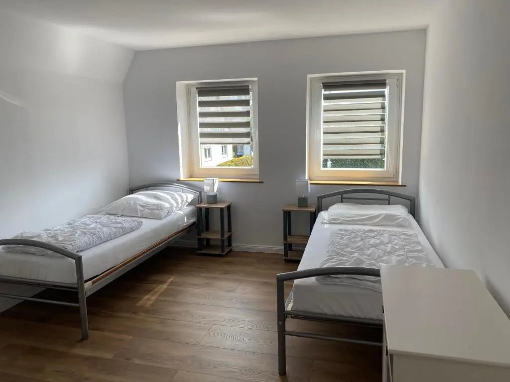 Ferienwohnung mit Balkon und Garten OG