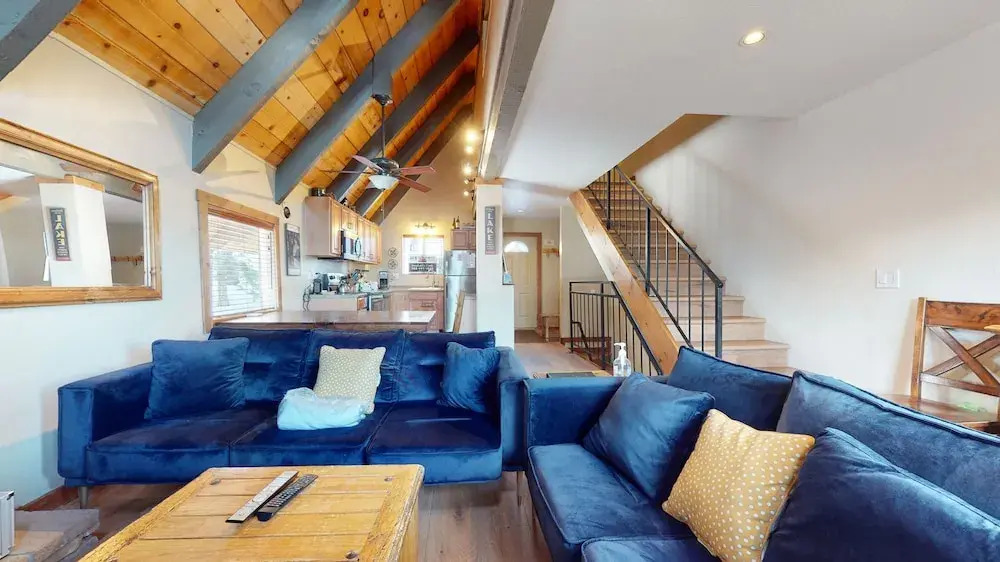 Mammoth View Villas 40 Walk to The Village Gondola, Private Grill and Washer Dryer by RedAwning