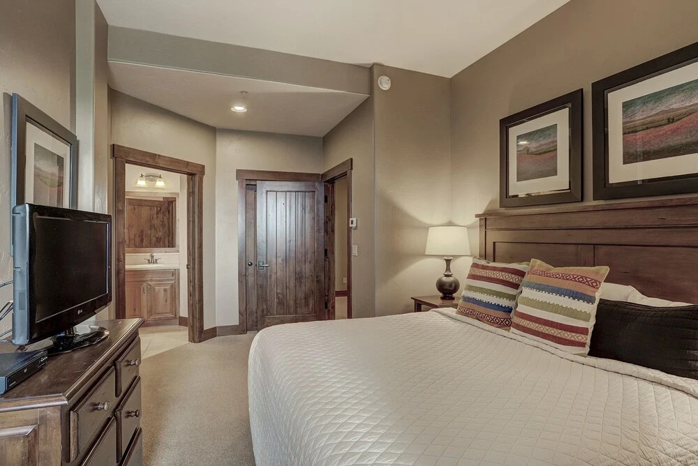 Ski-In, Ski-Out Luxury 4 Bdrm/4 Bath on Peak 7 Condo