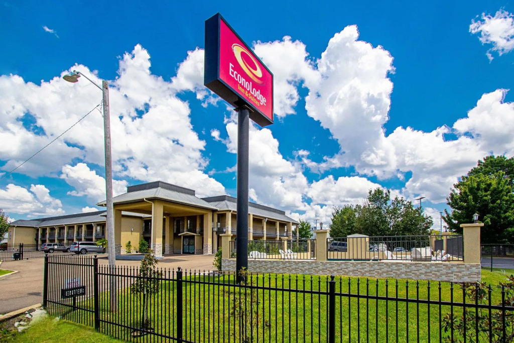 Super 8 by Wyndham Jackson MS Near the Fairgrounds