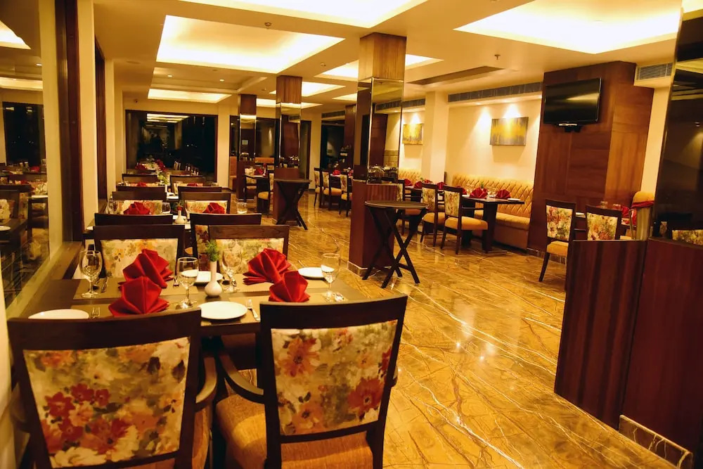 Royale Retreat Hotel & Spa Near Mall Road