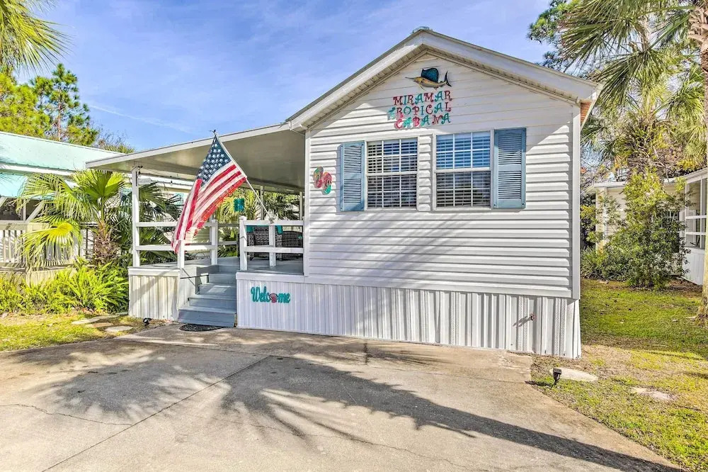 Walk to Beach: Miramar Tropical Cabana w/ Deck!