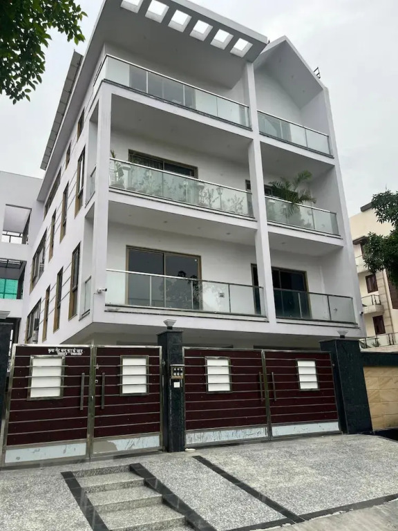 Hotel white House