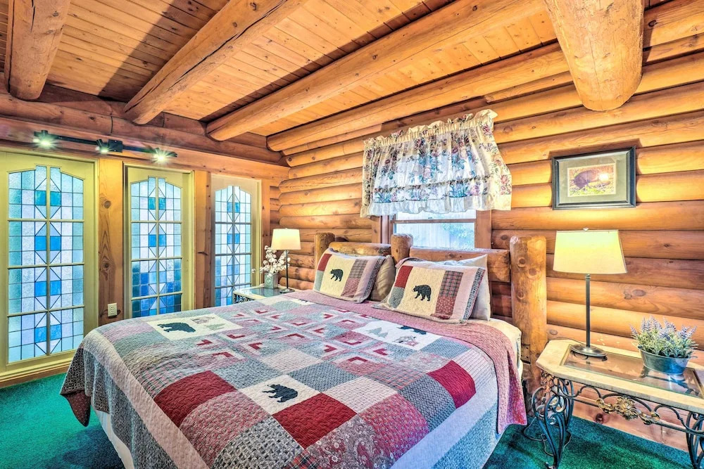 Gatlinburg Log Cabin w/ Hot Tub & Mountain Views