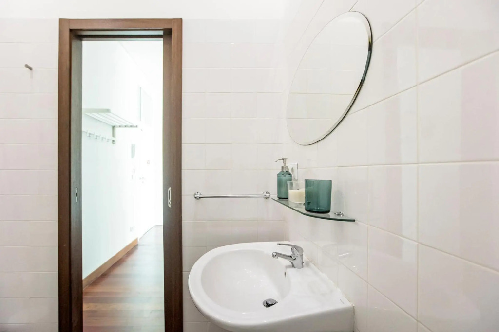 Bonjardim Studio w/ Balcony by LovelyStay