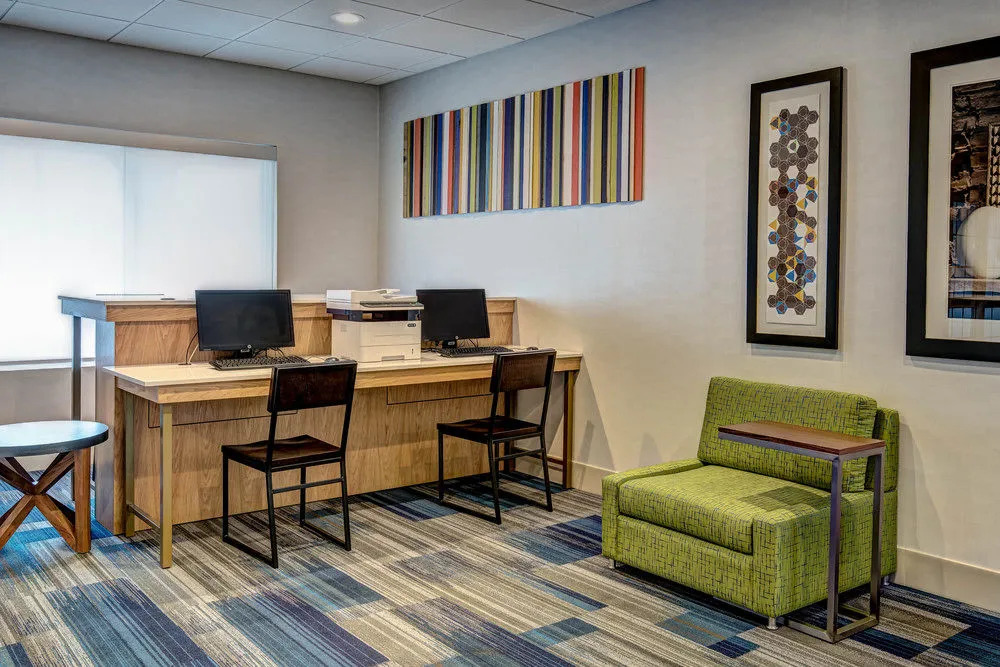Holiday Inn Express & Suites Woodbridge