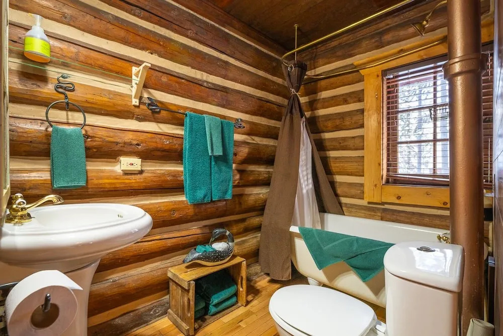 Storm Mountain Lodge & Cabins