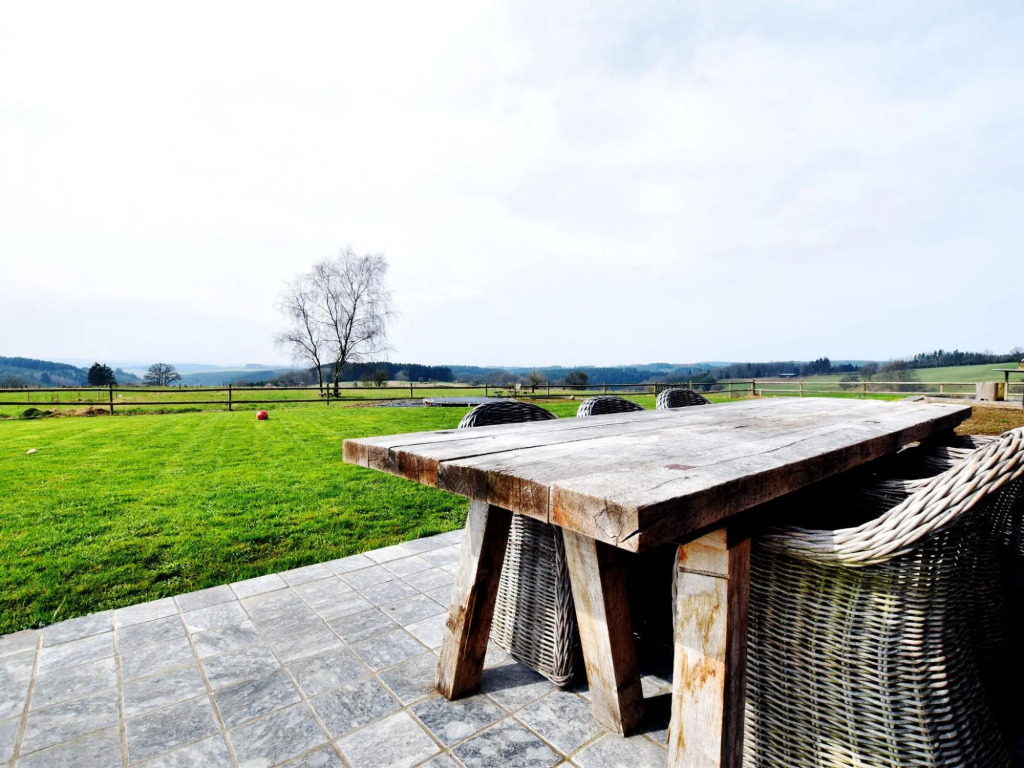 Tranquil Holiday Home in Mont with bubble bath, Terrace, Garden