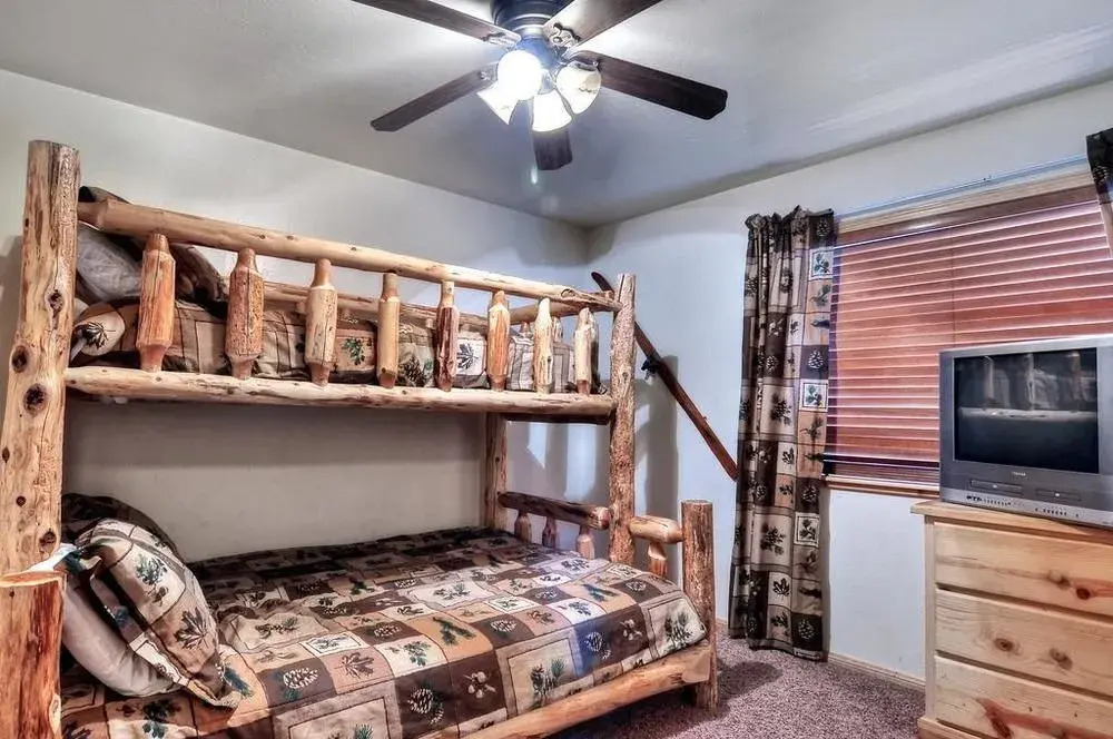 No. 21 Tamarack Lodge Cabin