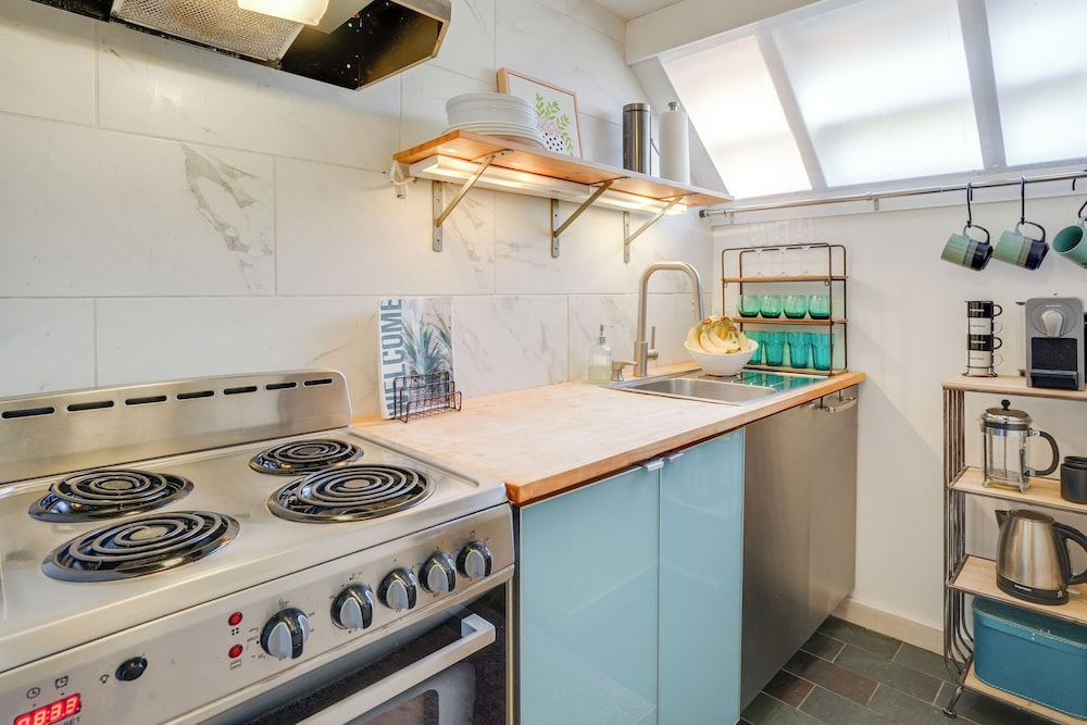 2 Mi to Dtwn: Boston Townhome Near Beaches!