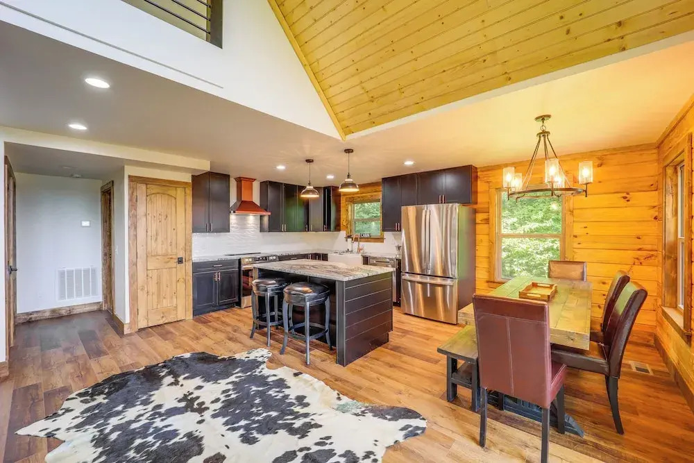 Mountain-view Fleetwood Retreat w/ Deck & Grill