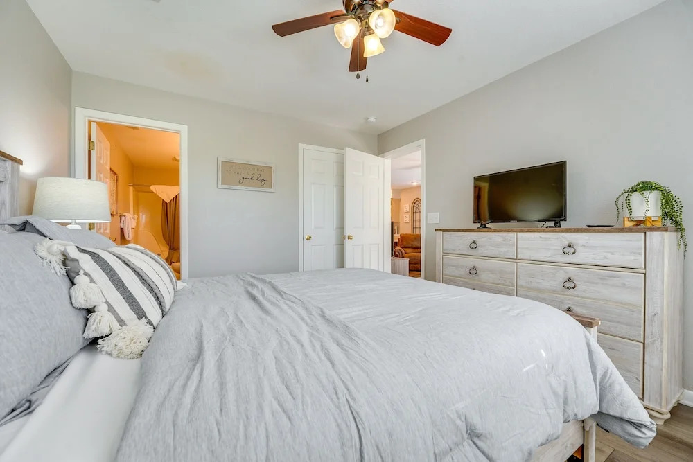 Branson Retreat w/ Pool Access ~ 3 Mi to Dtwn