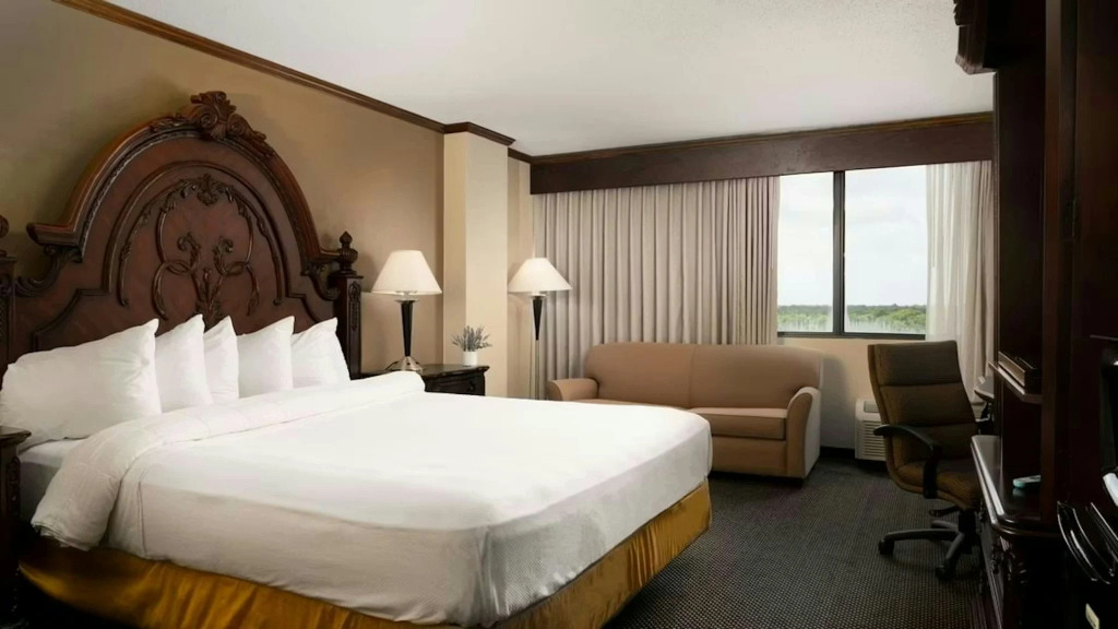 MCM Eleganté Hotel & Conference Center