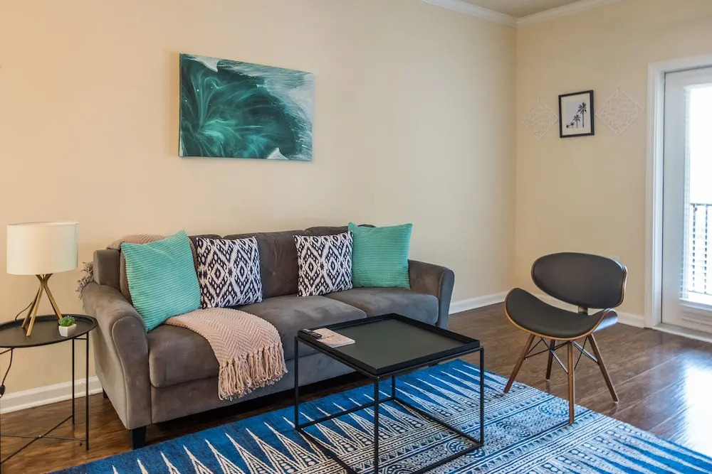Southside 1 BR Apt with Parking by Frontdesk