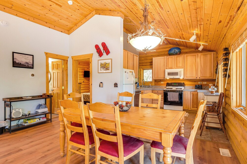 Hot Tub Hideaway w/ Views & Deck in Fairplay!