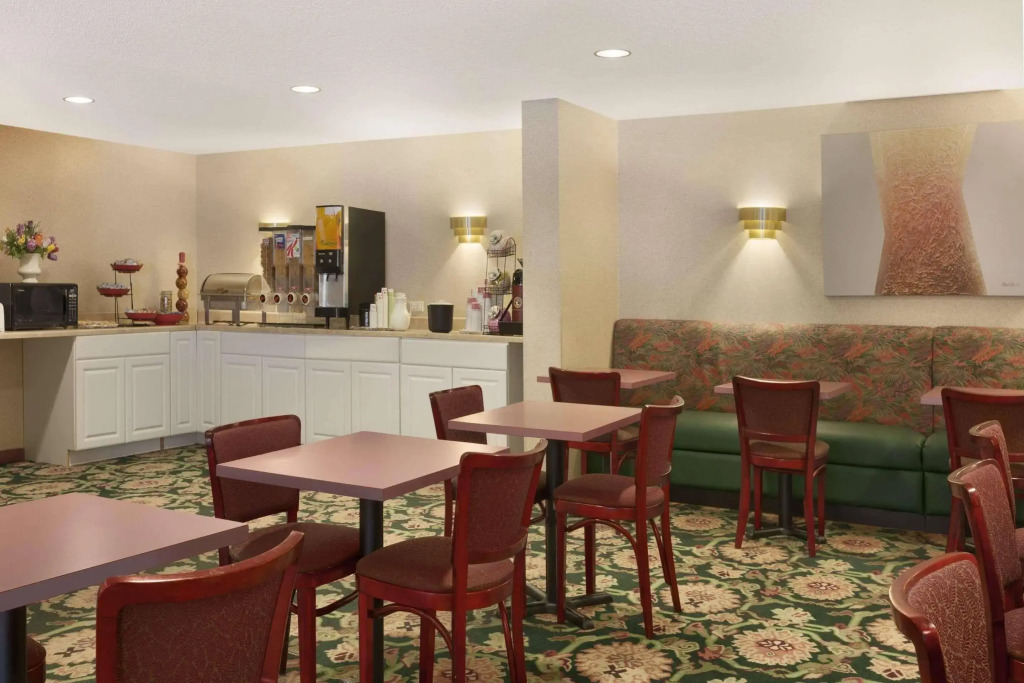 Red Carpet Inn & Suites