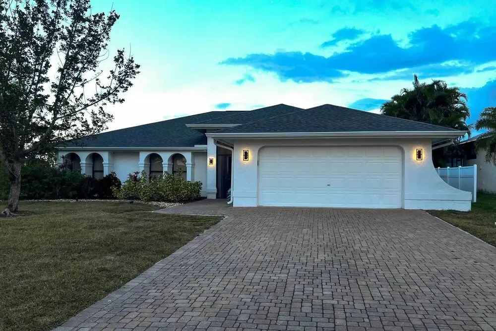 Kayaks & Pool: Lakefront Cape Coral Oasis!