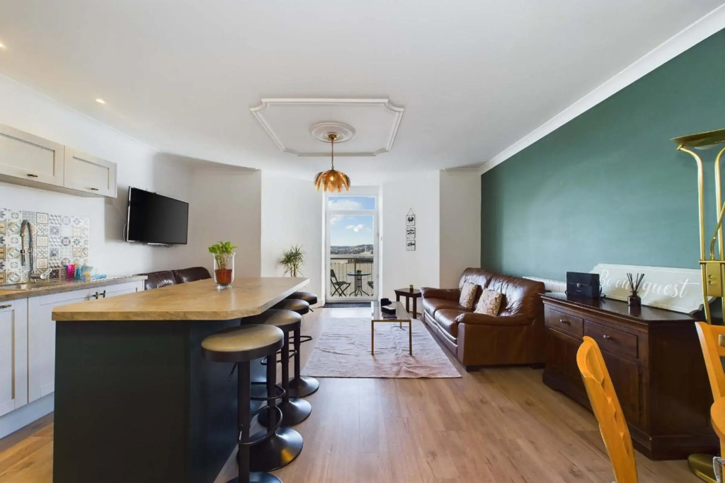 Loveliest Homes Torquay - Vernon Court - 3 bed, 2 bathroom, balcony, parking