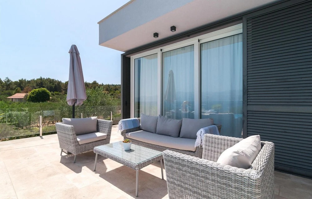 Stunning Home in Sutivan With Wifi, Outdoor Swimming Pool and Heated Swimming Pool