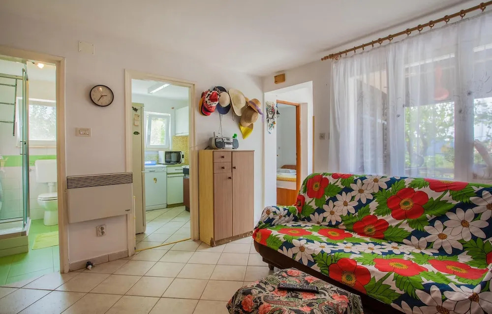 Nice Apartment in Cres With 2 Bedrooms and Wifi
