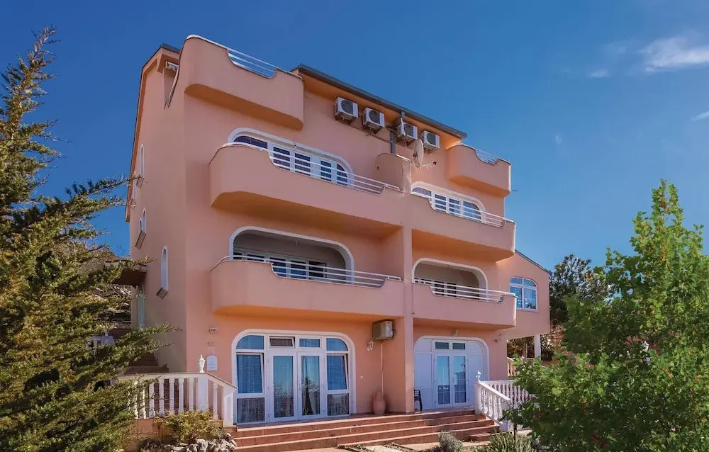 Amazing Home in Dramalj With Wifi, 2 Bedrooms and Outdoor Swimming Pool