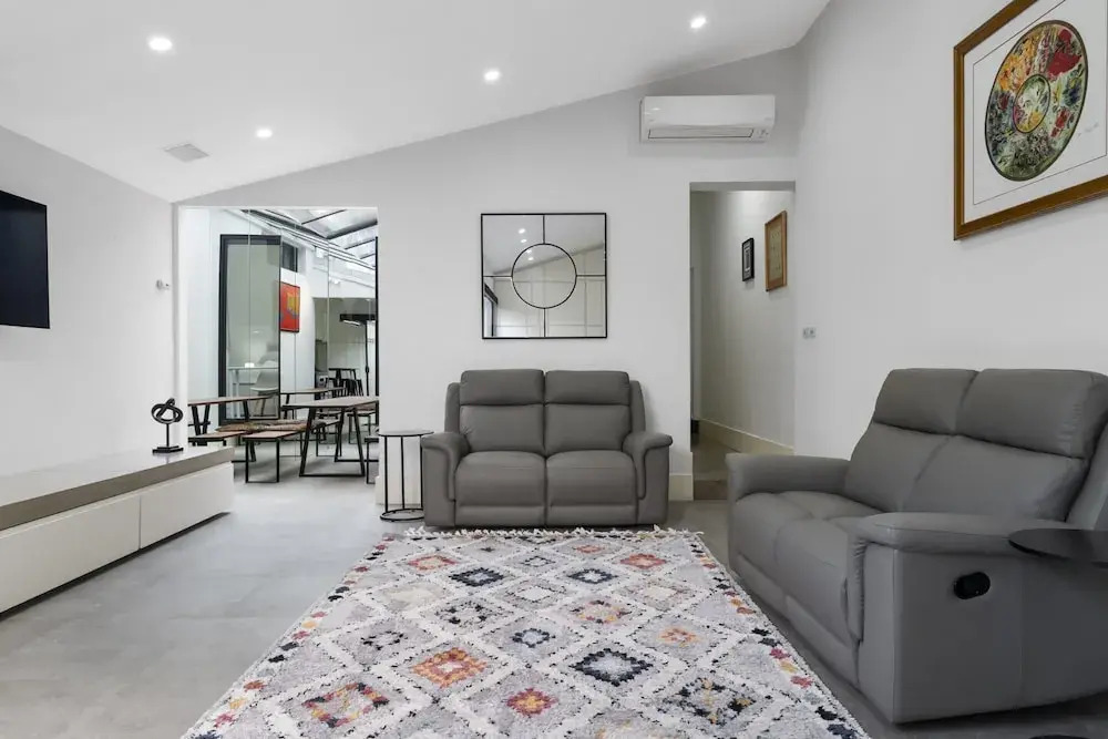 Stylish 2BR House, Walk to Parks & Cafes