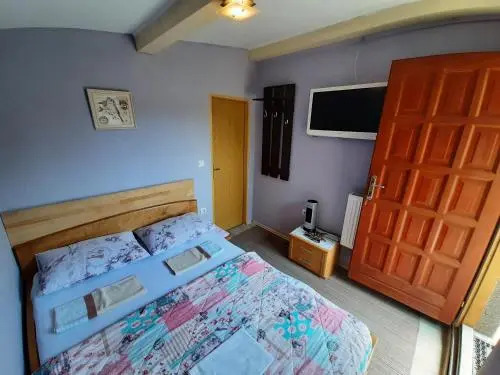 Apartmani i sobe "Tocak"