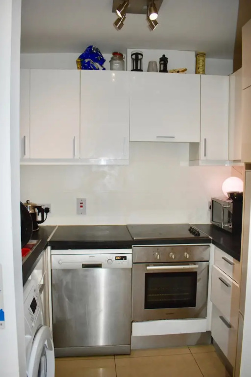 Trendy 2 Bedroom Apartment Near City Centre