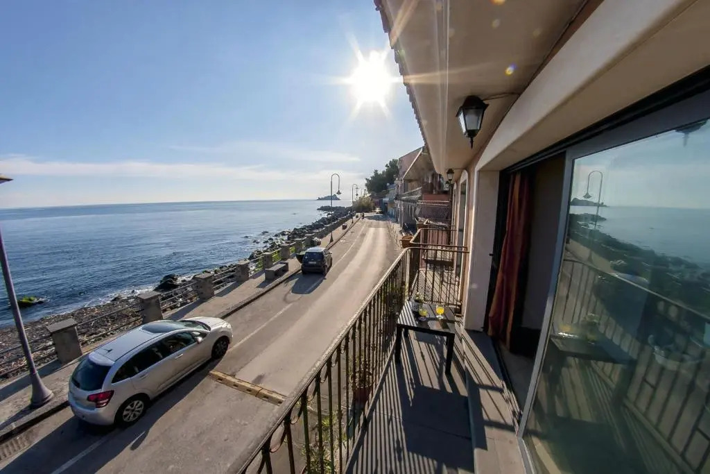 2 bedrooms house at Acireale 10 m away from the beach with sea view balcony and wifi