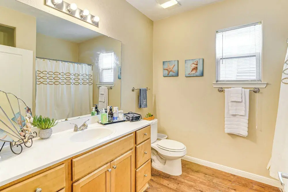 1/2 Mi to Galveston Strand! Coastal Haven w/ Deck