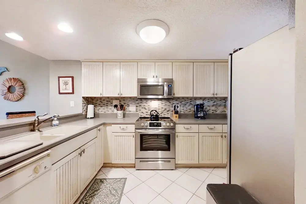 Dog-friendly Condo Steps to Beach wth Pool, AC & Elevator