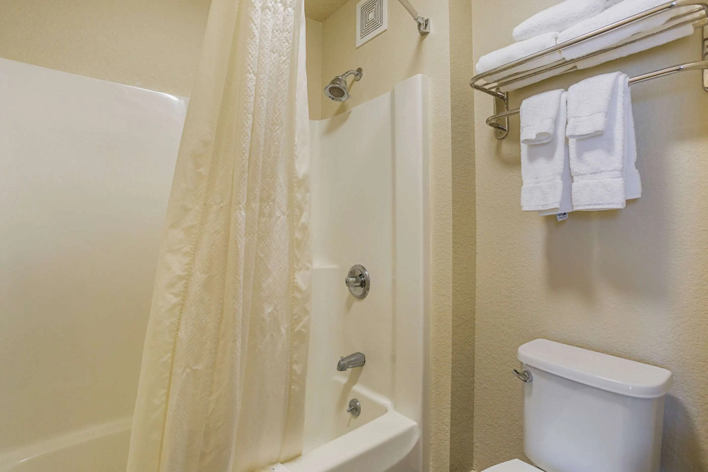 Clarion Inn & Suites Evansville Eastland Area
