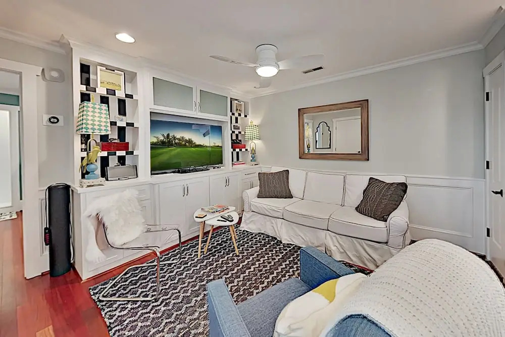 Super-chic Riverside - 2 Blocks From Water 1 Bedroom Condo