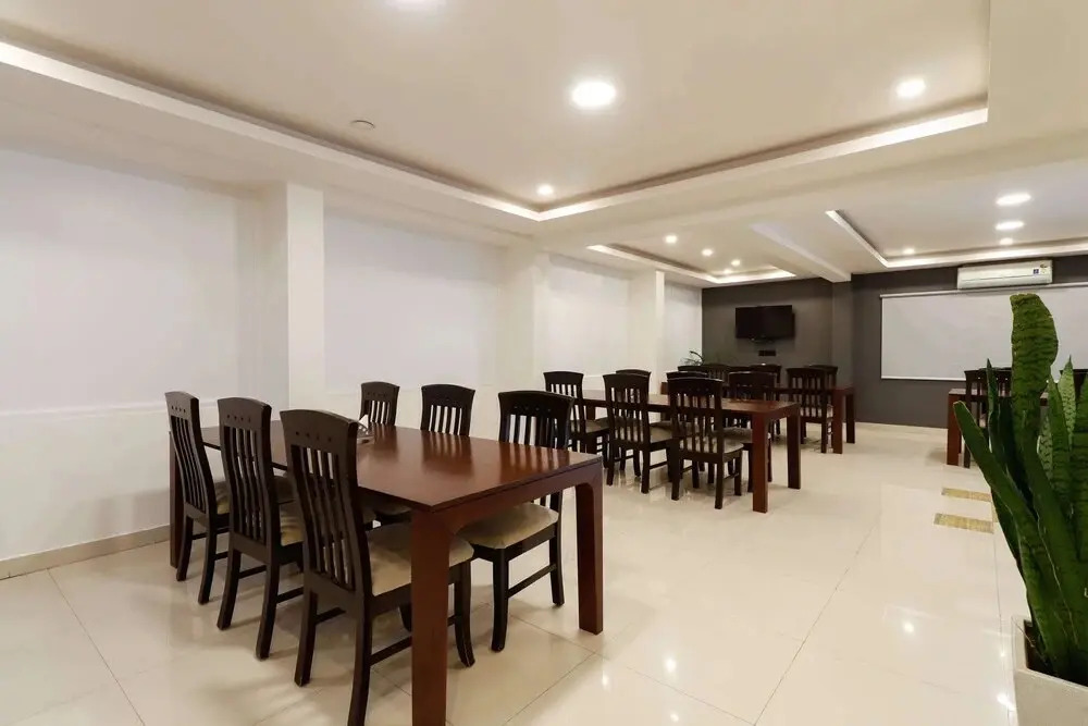 Makers Hotel by OYO Rooms