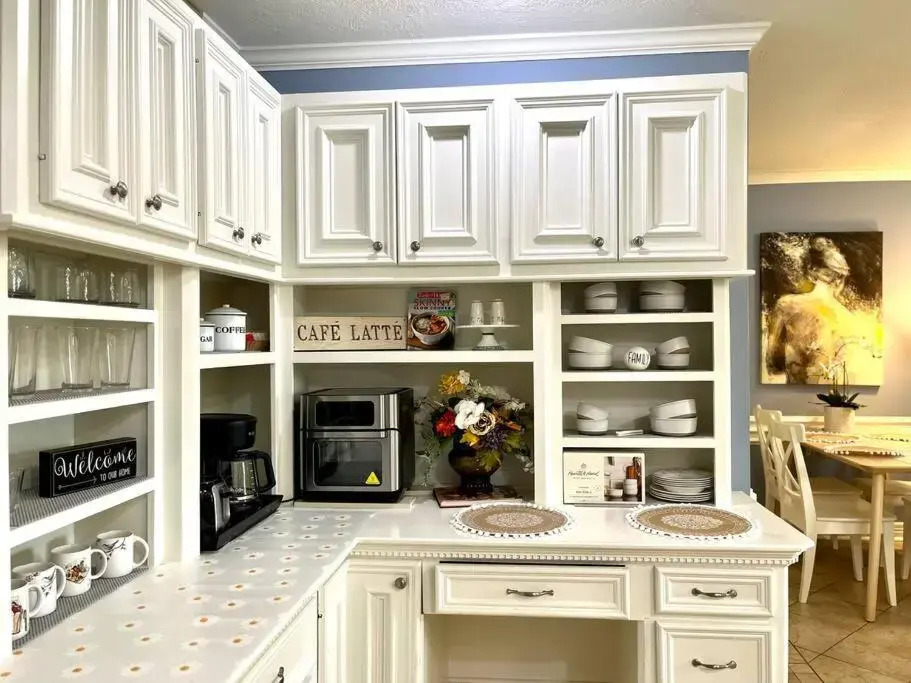 Beautiful traditional home*Modern updates*Guest suite B