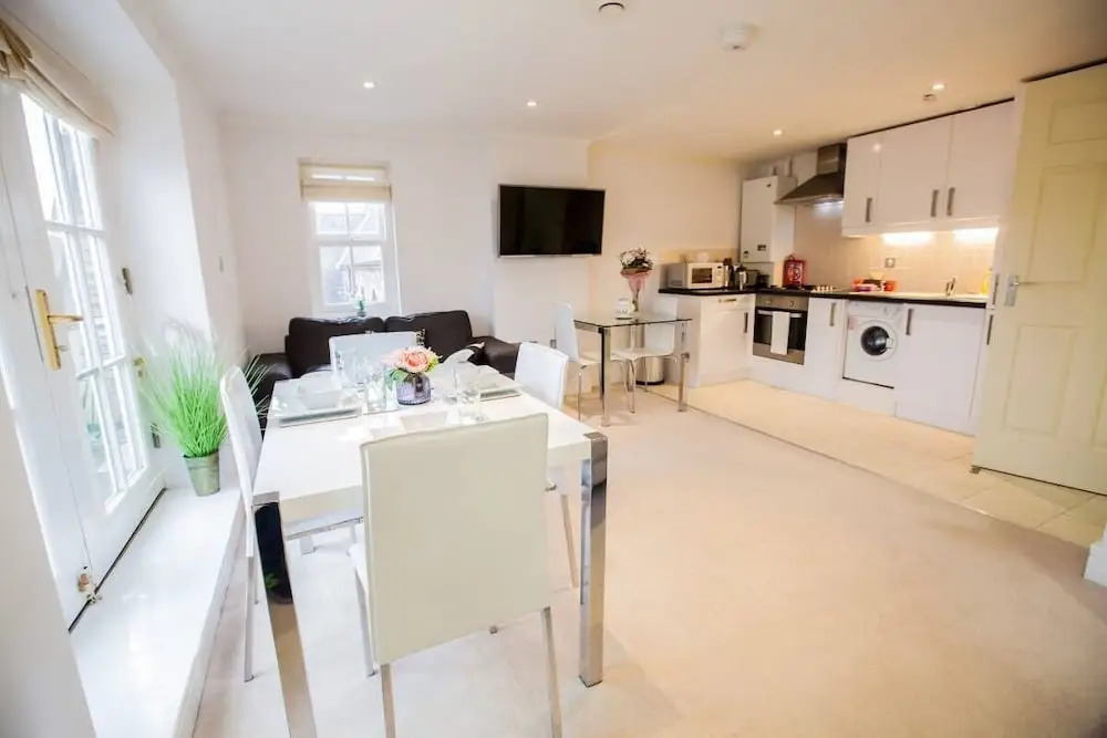 Light & Airy 1bed Barons Court Flat Lift & Balcony