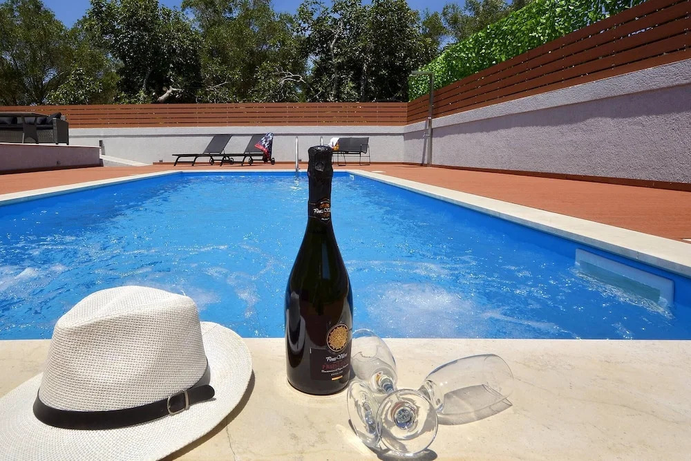 Villa Bratou Ignis Sleeps 6 with Parking