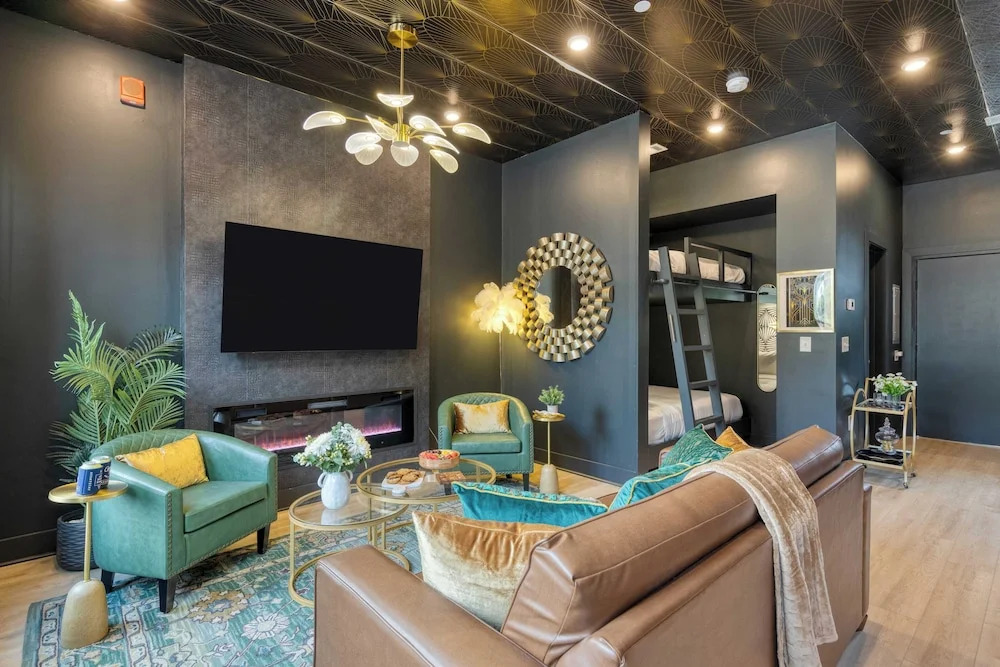 Sleeps 16 2 Homes Next Door + Walk to Dining & Music Lischey Loft & The Bloom House by Avantstay