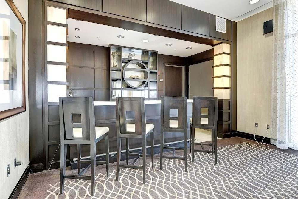 Global Luxury Suites in Rosslyn