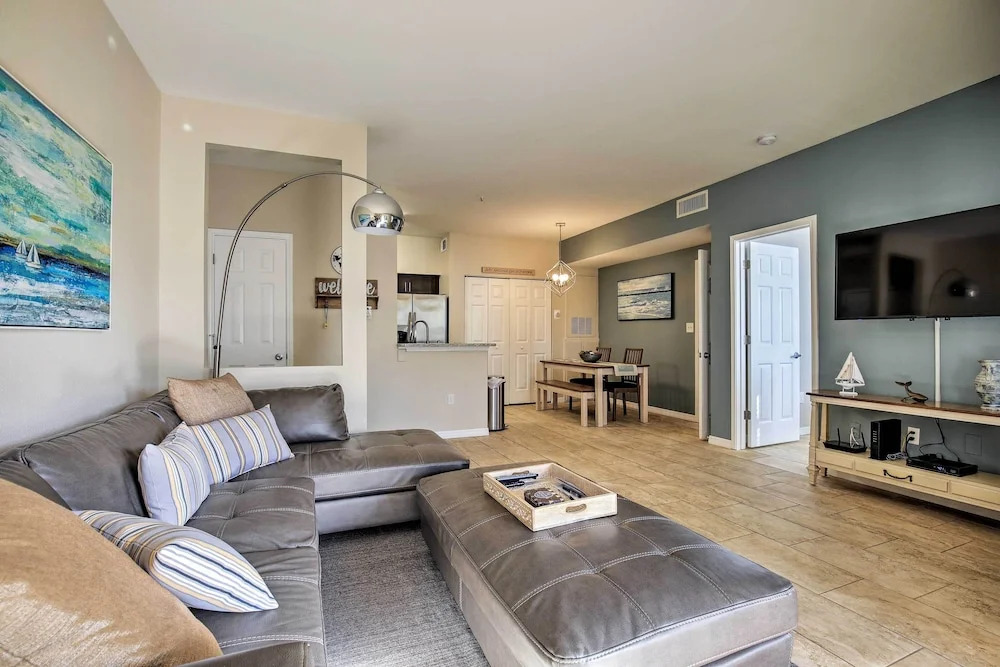 Modern Condo w/ Pool: 4 Mi to Clearwater Beach!