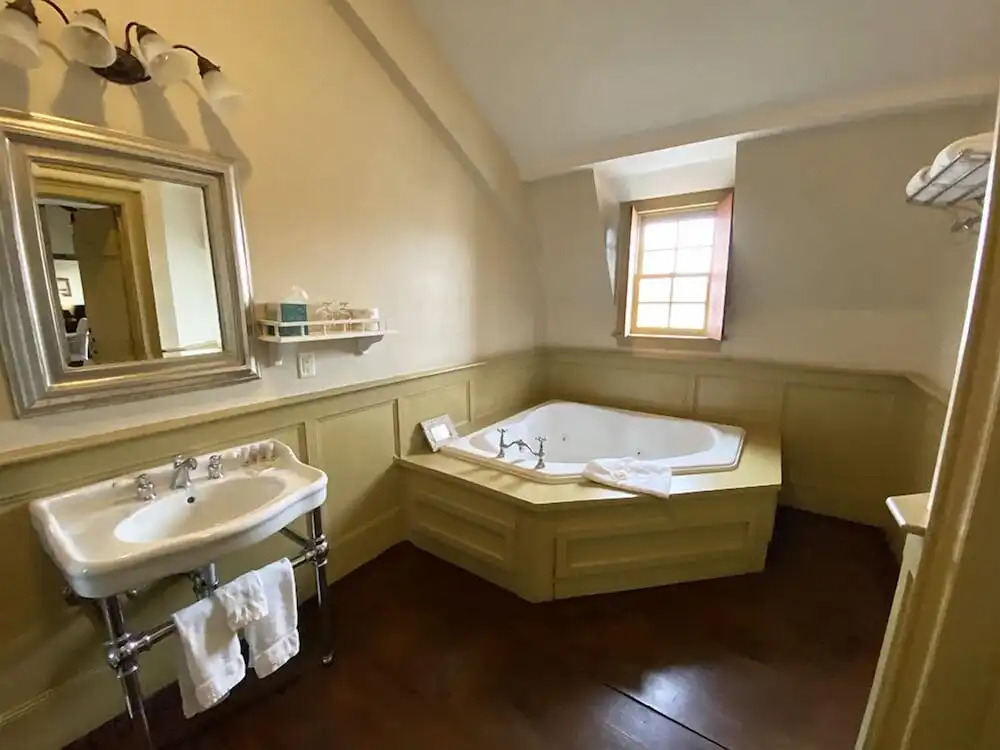 The Red Lion Inn Resort 1704