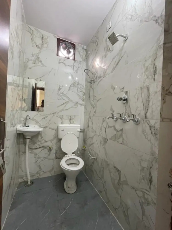 Roomshala 125 Hotel Maharaja