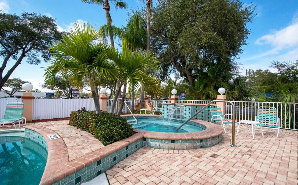 Econo Lodge Inn & Suites Clearwater Central